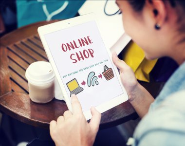 Tablet café'de kullanan kadın