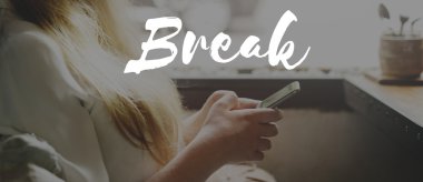 Akıllı telefon kullanan kadın