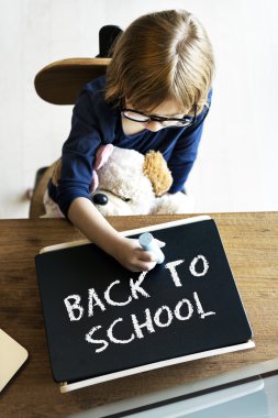 Tahtaya resim çizen kız