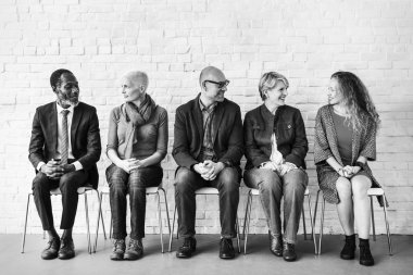 insanlar koltukta oturur