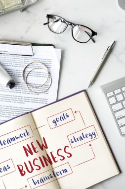 Günlüğü ve gözlük masasında