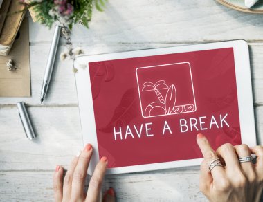 kişi holding dijital tablet