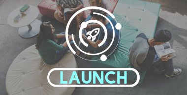 Öğrenciler kitap tartışıyor