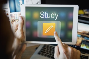 Dijital tabletli adam 