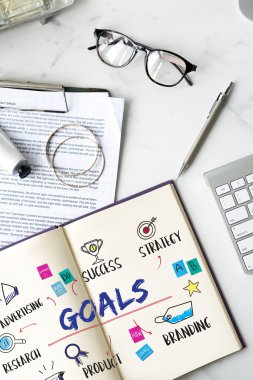 Günlüğü ve gözlük masasında