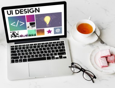 ekrandaki bilgileri ile dizüstü bilgisayar