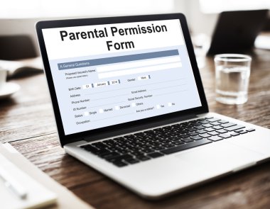 ahşap masa üstünde açılan laptop