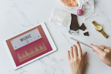 Dijital tablet ellerde ile kız