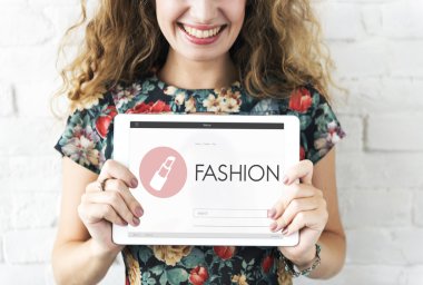 Dijital tablet ellerde ile kız