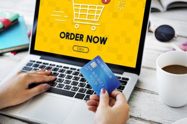 kişi holding dijital tablet