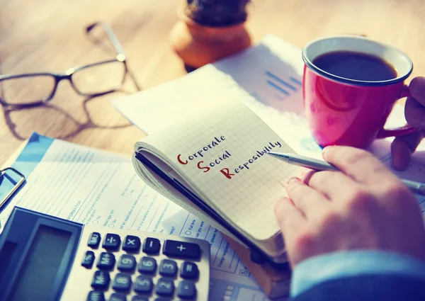 Hombre de negocios escribiendo en cuaderno —  Fotos de Stock