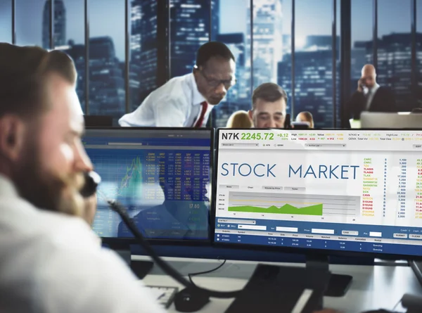 Pessoas que trabalham e mercado de ações — Fotografia de Stock