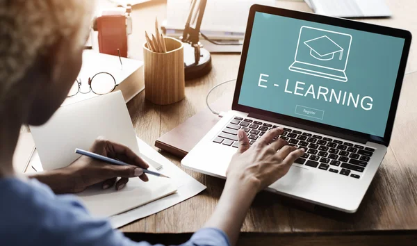 Mujer que trabaja en el ordenador portátil con e-learning — Foto de Stock