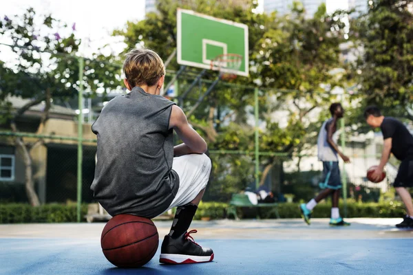 Anak laki-laki duduk di bola — Stok Foto