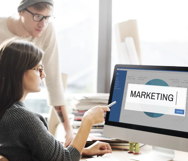 Žena ukazuje na monitoru s marketing — Stock fotografie