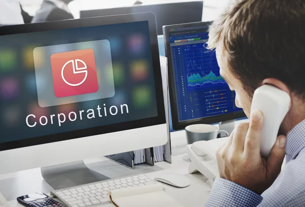 Zakenman die werken op de computer met Corporatio — Stockfoto