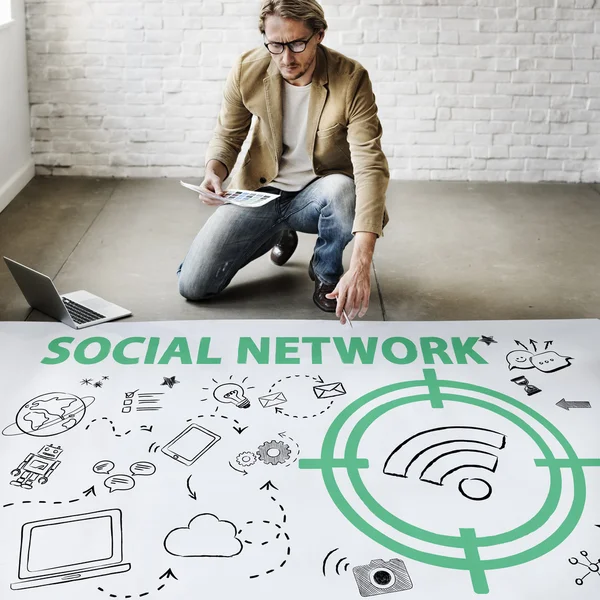 Geschäftsmann arbeitet mit sozialem Netzwerk — Stockfoto