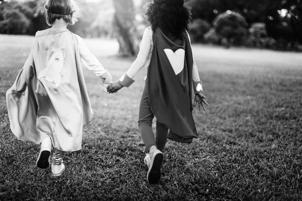 Superheld kinderen spelen en lachen — Stockfoto