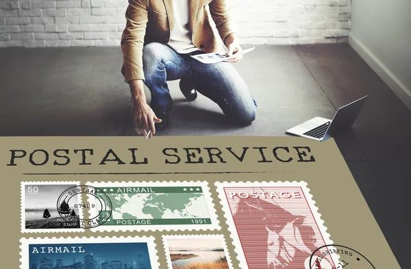 Işadamı postalservice ile çalışma — Stok fotoğraf