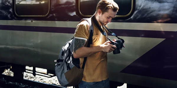 Mannen med kameran på järnvägsstation — Stockfoto