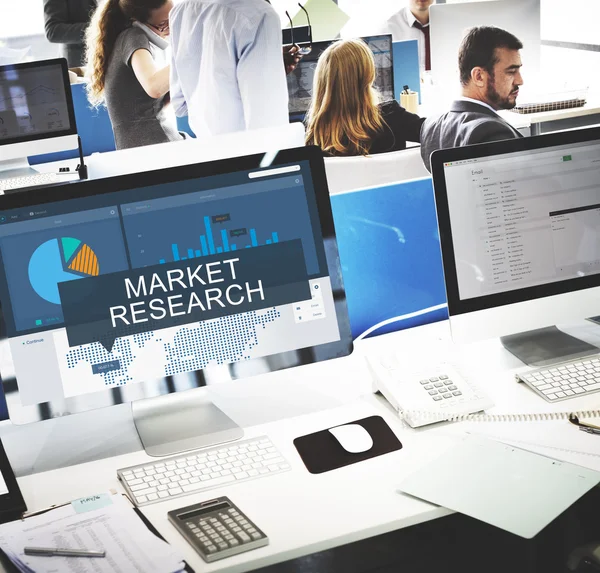Monitores de ordenador con estudios de mercado — Foto de Stock