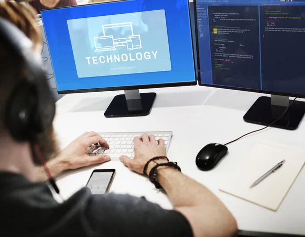 Hombre de negocios que trabaja la tecnología en el ordenador con — Foto de Stock