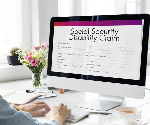 Woman using computer — Stock Photo, Image