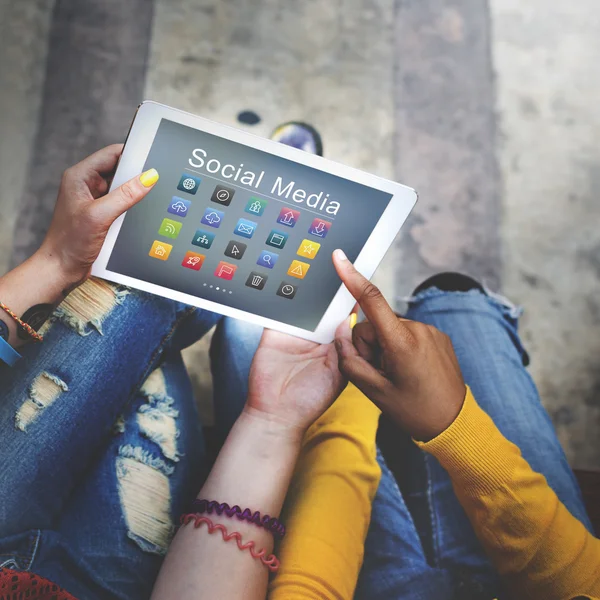 Meninas estudantes usando tablet digital — Fotografia de Stock