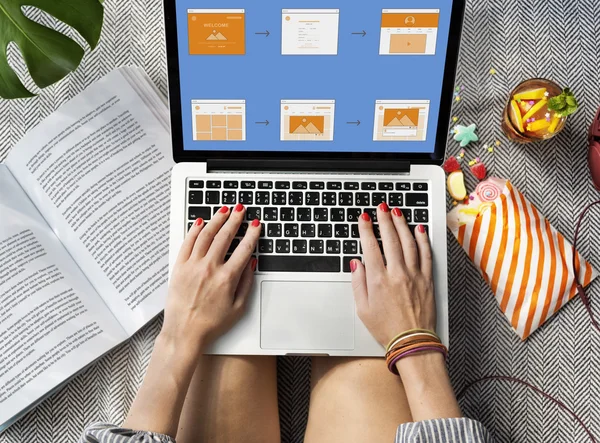 Vrouw met laptop — Stockfoto