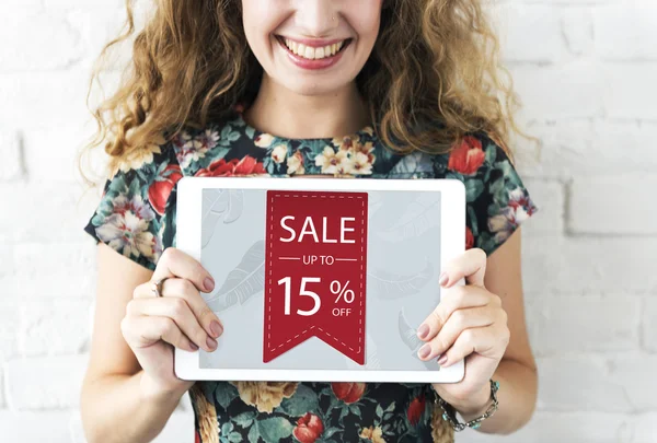 Menina com tablet digital nas mãos — Fotografia de Stock