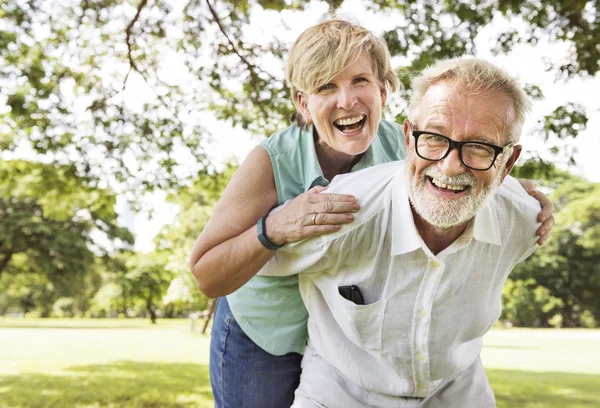 Reifes Paar umarmt sich — Stockfoto