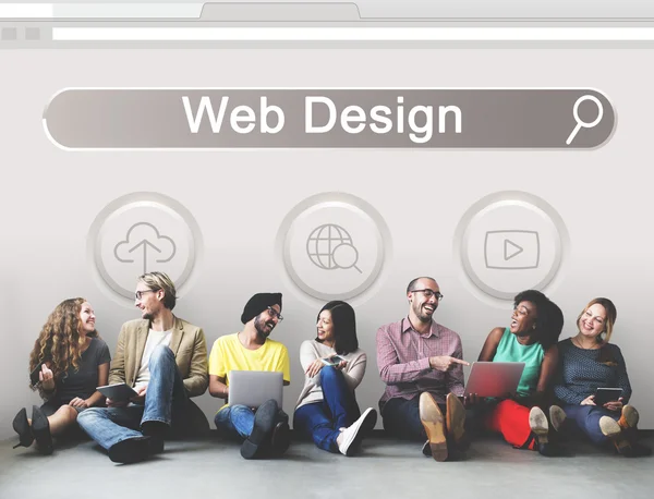 Mångfald vänner nära väggen med webbdesign — Stockfoto