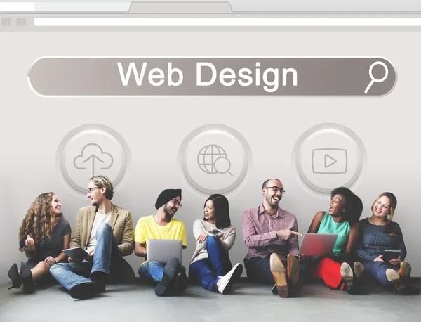 Web デザインの壁の近くで多様性友 — ストック写真