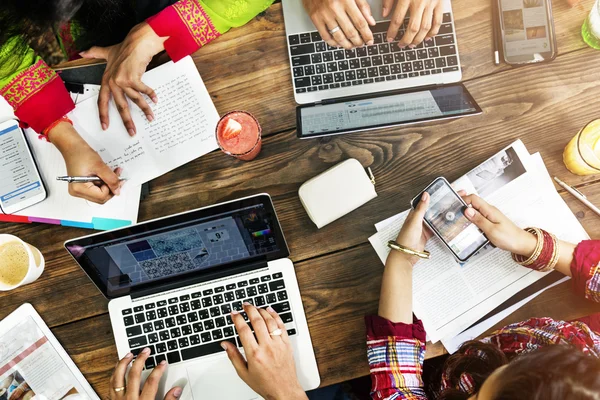 Personas que usan computadoras portátiles — Foto de Stock