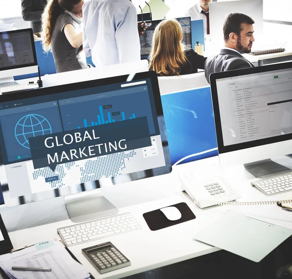 Computermonitore mit globalem Marketing — Stockfoto