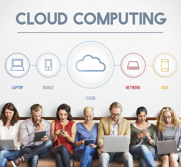 Άνθρωποι που κάθονται με τις συσκευές και το cloud computing — Φωτογραφία Αρχείου