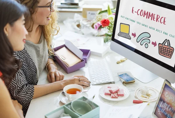 Mulheres falando e usando computador — Fotografia de Stock