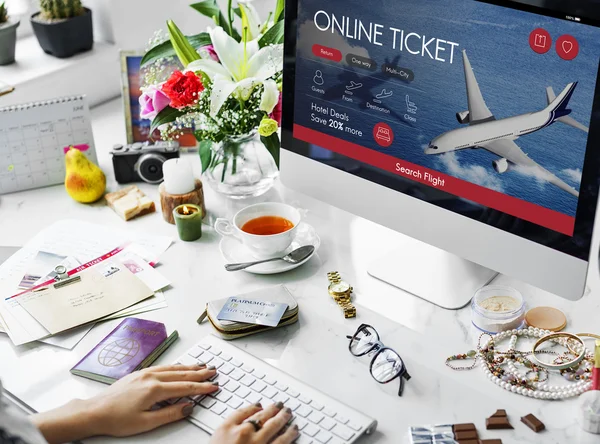 Frau arbeitet mit Computer — Stockfoto