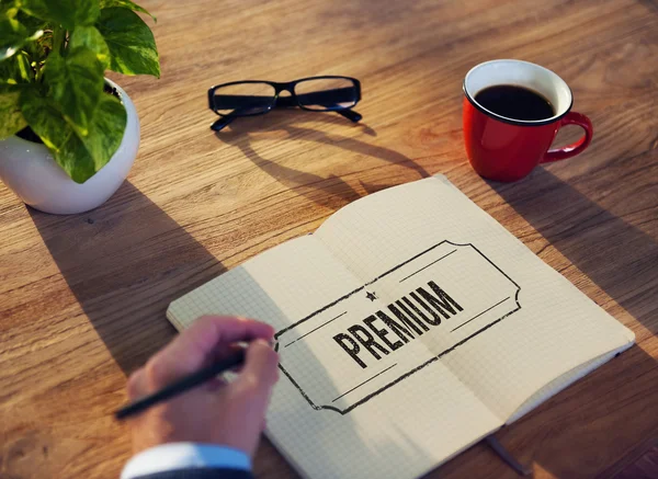 Hombre de negocios escribiendo en cuaderno — Foto de Stock