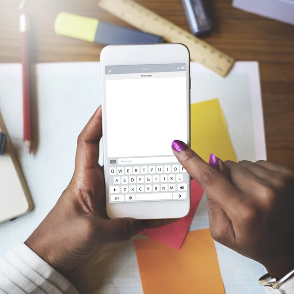 Femme utilisant un téléphone portable — Photo