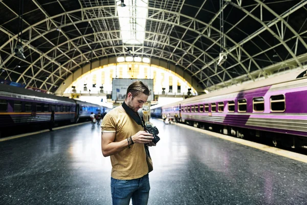 Человек с камерой на вокзале — стоковое фото