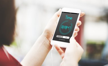Akıllı telefon tutan genç bir kadın.