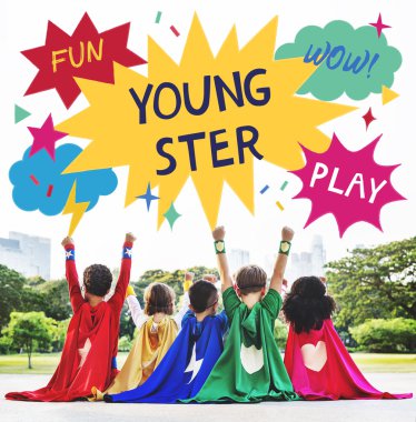 Süper kahraman çocuklar oynarken ve gülüyor