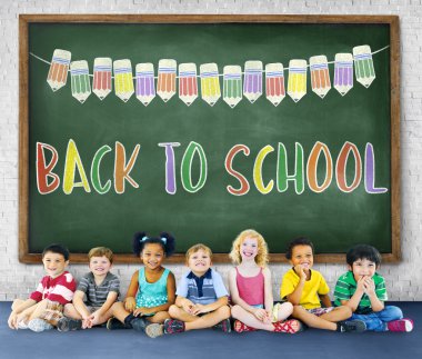 Çeşitlilik çocuk birlikte oturan