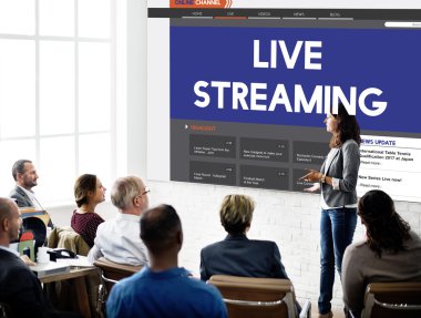 İş arkadaşları birlikte çalışıyor.