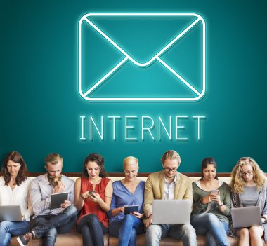 aygıtlar ve Internet ile insanlar oturup