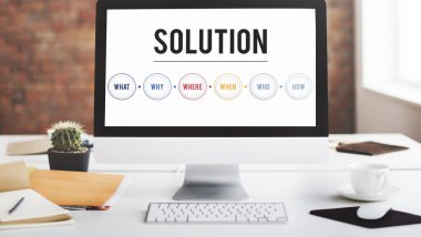 bilgisayar metin üstünde perde ile