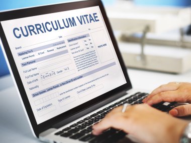 Dizüstü bilgisayarda yazan kadın klavyesi