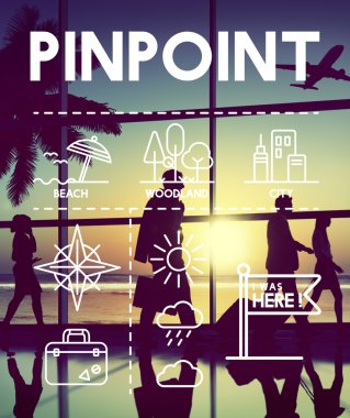 Havaalanında yürüyen insanların siluetleri. 