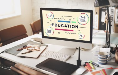 bilgisayar metin üstünde perde ile